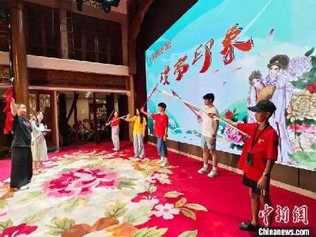 逾百名海外华裔青少年汕头“沉浸式”体验潮汕文化